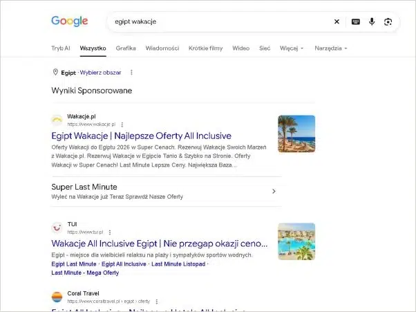 Wyniki Google dla frazy „egipt wakacje”: cały pierwszy ekran zajmują reklamy biur podróży w bloku „Wyniki sponsorowane”